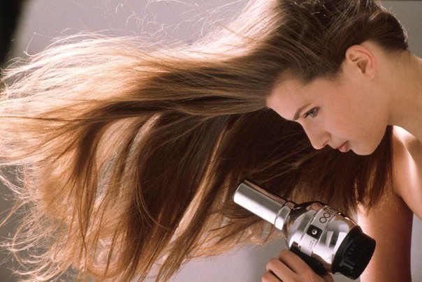 сушить волосы феном